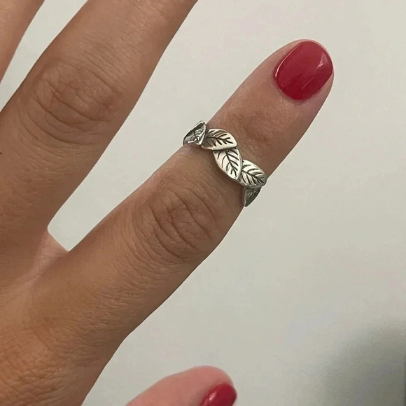 Jewelry - 925 Sterling Silver Leaves Ring